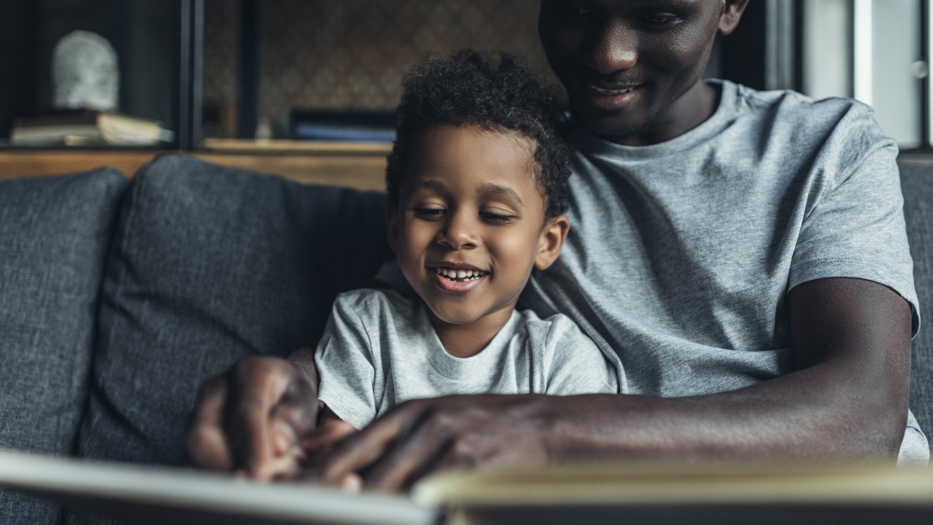 Pai e filho lendo livros juntos