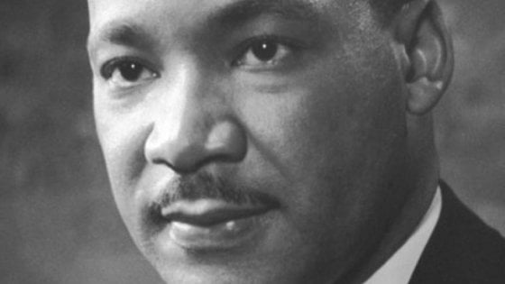 Martin Luther King olhando para frente com seriedade