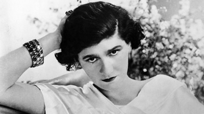 Coco Chanel olhando para a câmera com a