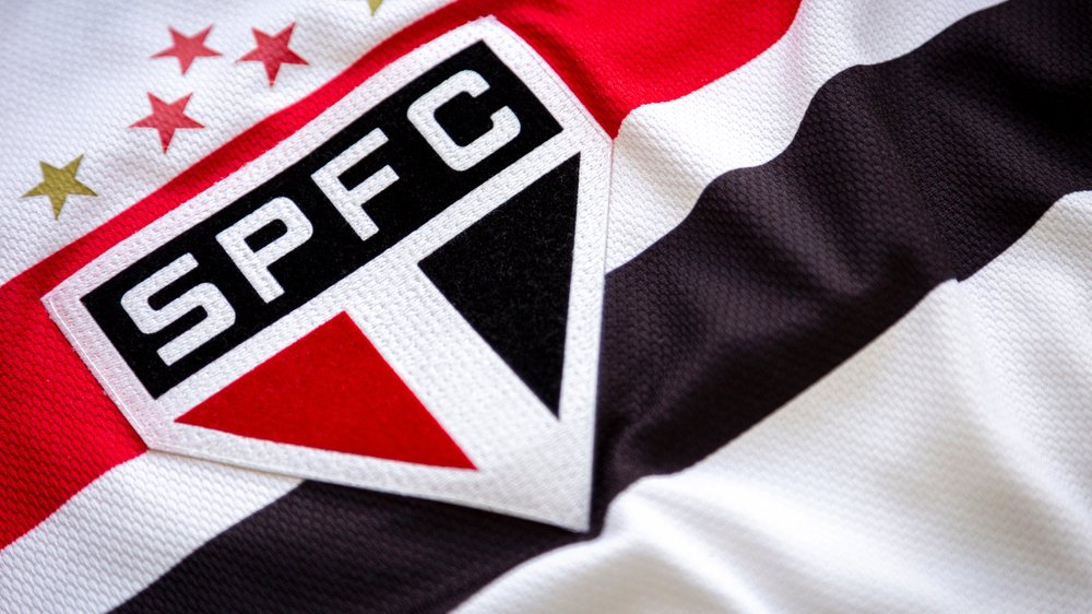 Zoom no escudo da camisa do São Paulo Futebol Clube.