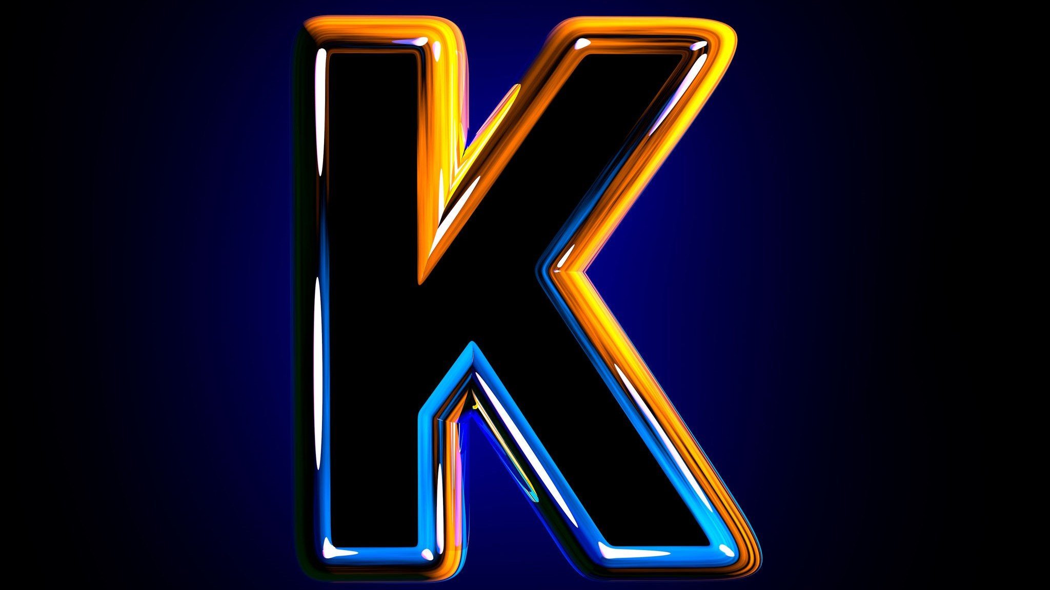Letra K desenhada em fundo preto, com borda colorida em laranja e azul.
