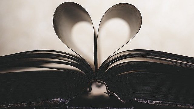 Páginas de livro formando coração