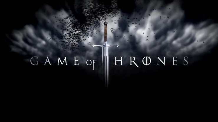 Slogan da série Game of Thrones com o título escrito e uma espada no meio