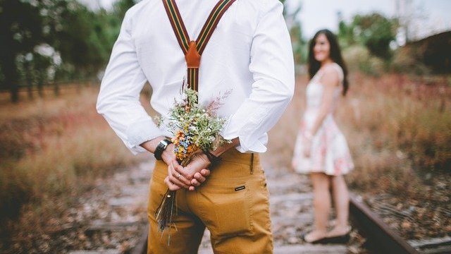 Homem com buquê de rosas para mulher