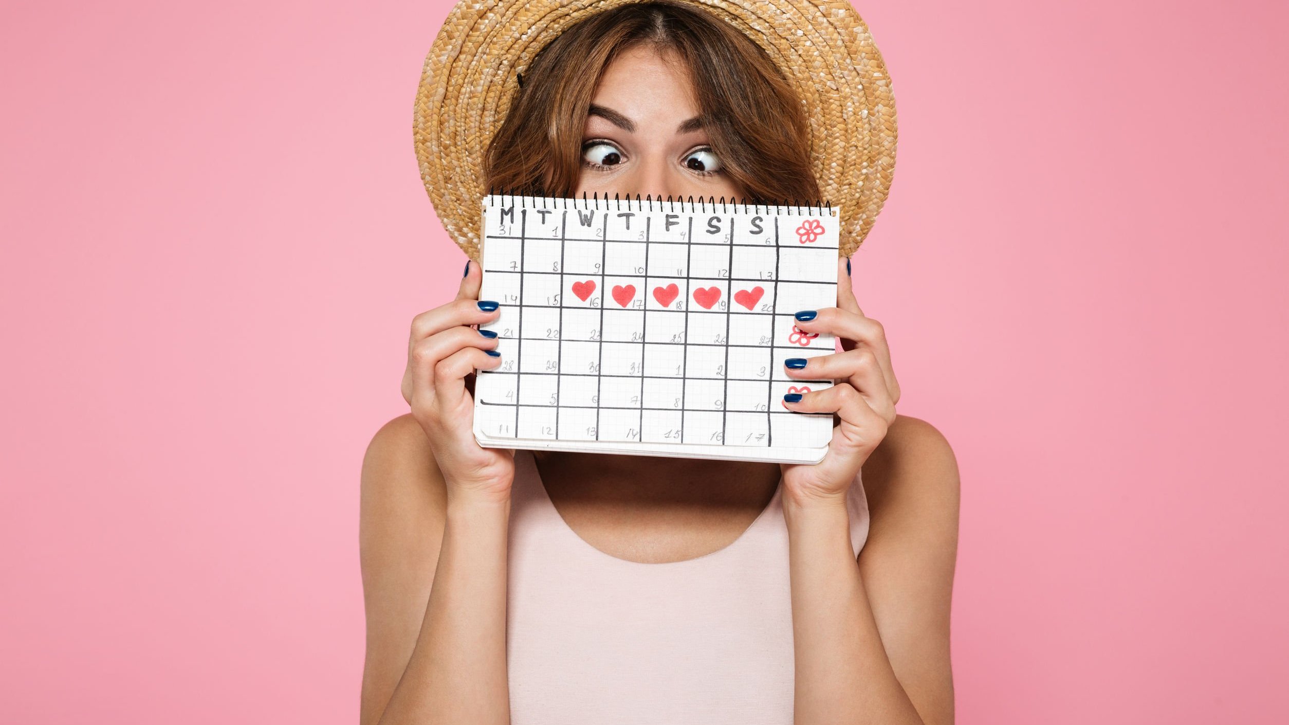 Mulher segurando um calendário cobrindo o rosto