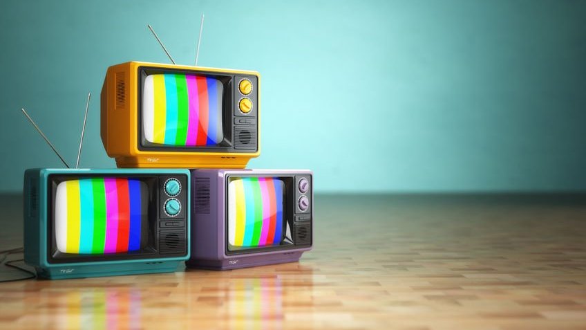 Foto de 3 televisões antigas juntas vistas de perto