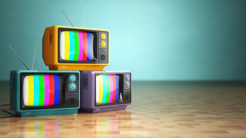 123RF | Maksym Yemelyanov Foto de 3 televisões antigas juntas vistas de perto