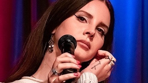 Justin Higuchi / Wikimedia Commons Lana Del Rey em uma apresentação