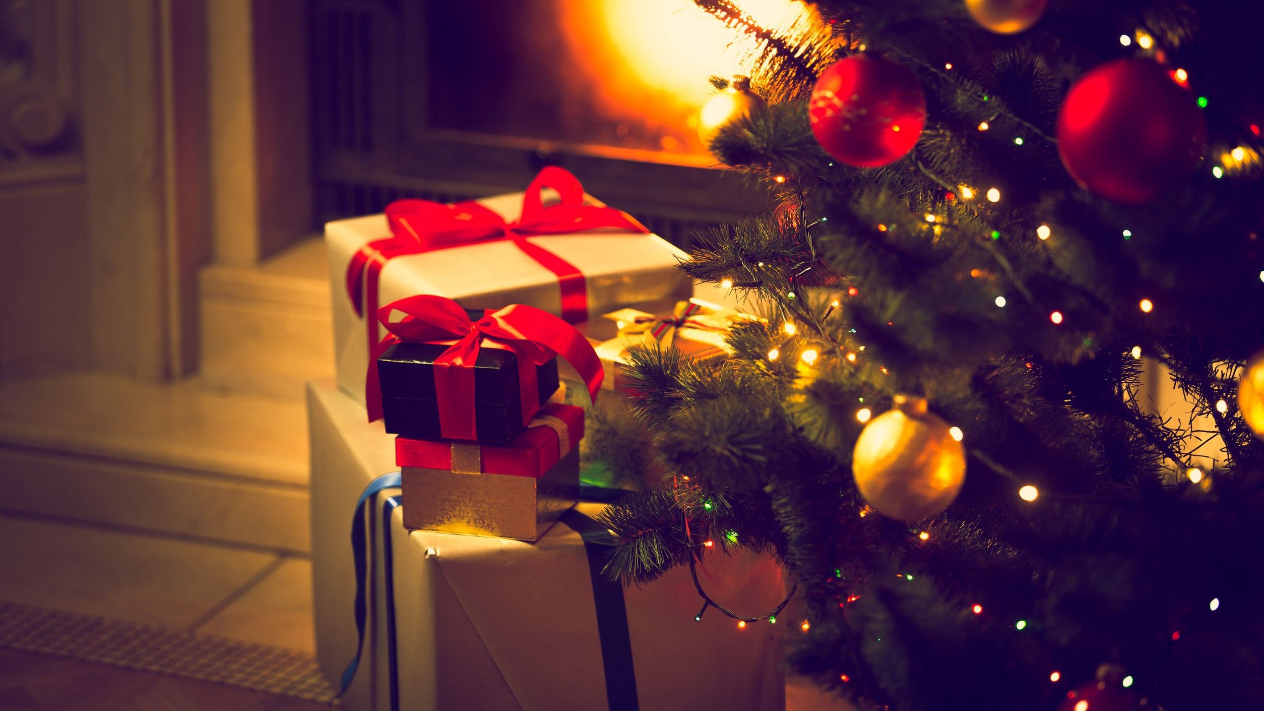 Kirill Ryzhov / 123rf Presentes embaixo de uma árvore de Natal.