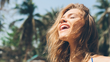 Mulher feliz e sorrindo