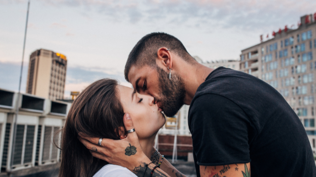 Hirurg de Getty Images Signature no Canva Casal se beijando