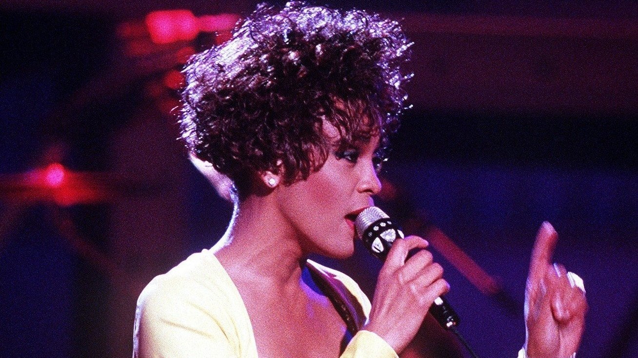 Whitney Houston cantando em um show