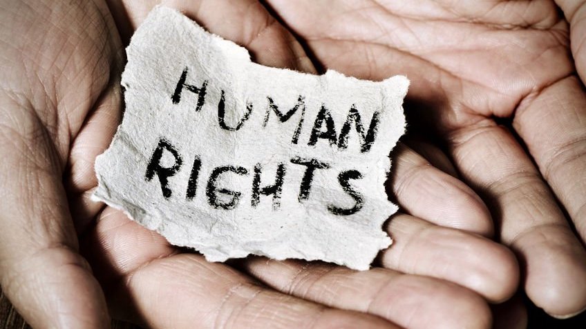 Mãos segurando papel escrito Human Rights