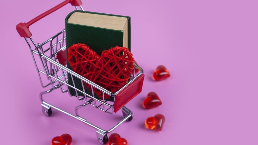Miniatura de carrinho de supermercado com coração e livro dentro