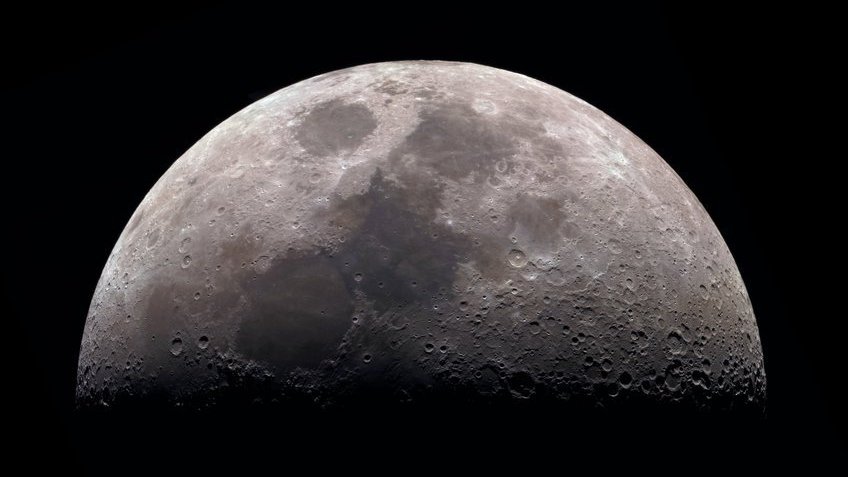 Imagem da lua vista através de um telescópio
