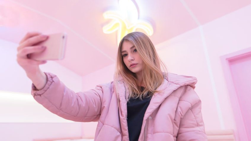 123rf / âðрðÑ? Ñþôýðр Menina tirando selfie