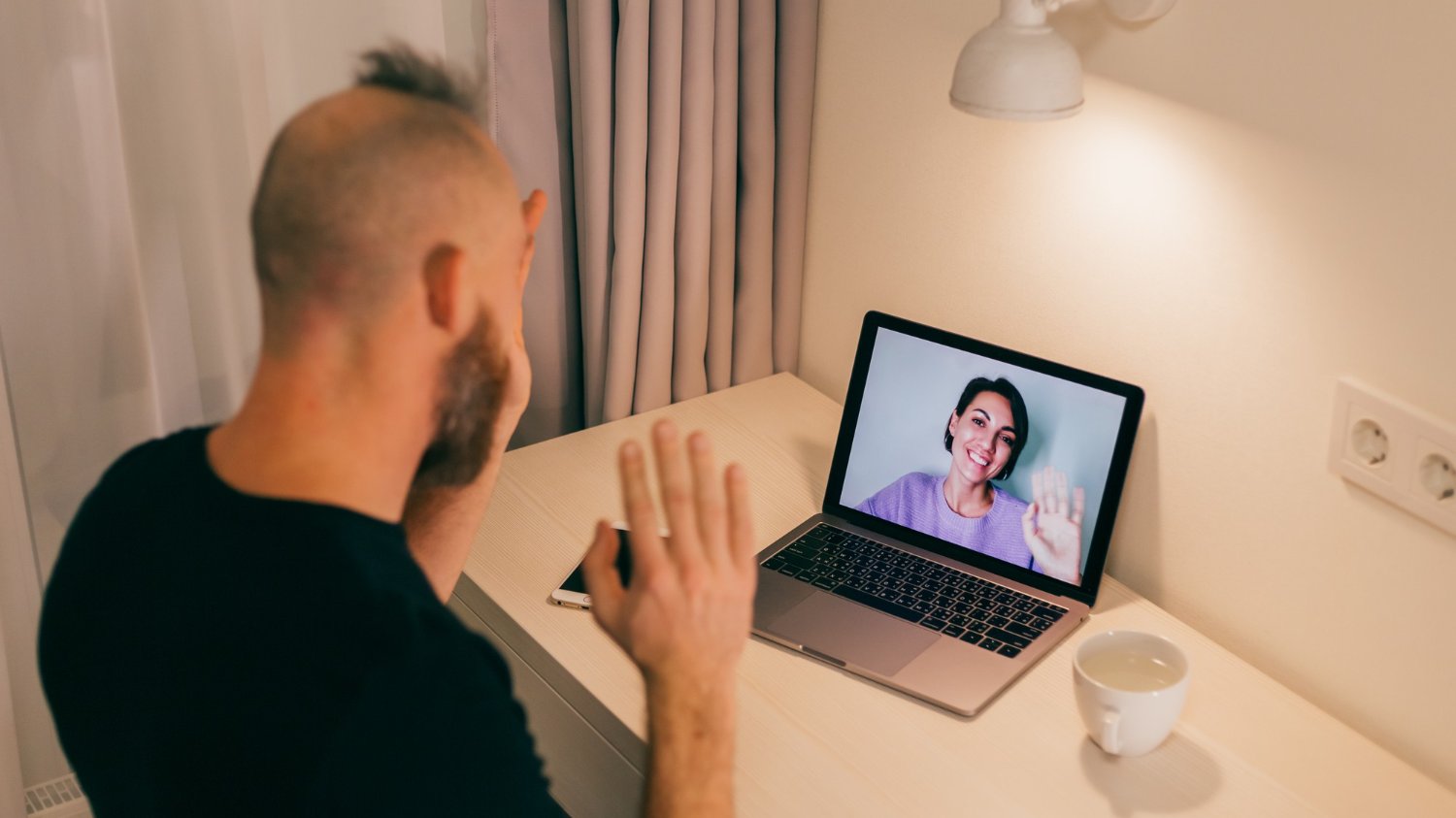 Homem e mulher em uma ligação de vídeo no notebook