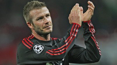 David Beckham batendo palmas em campo.