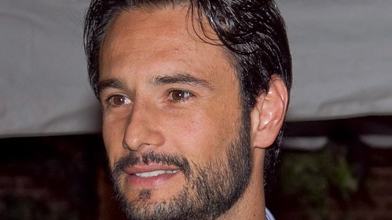 Rodrigo Santoro em foto de perfil, durante evento.