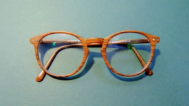 óculos com armação listrada