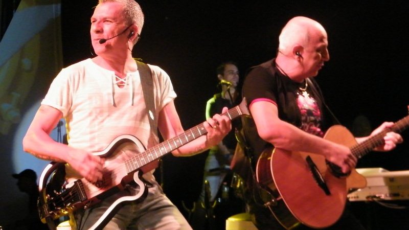 Ricardo Feghali e Serginho Herval em show do grupo Roupa Nova.