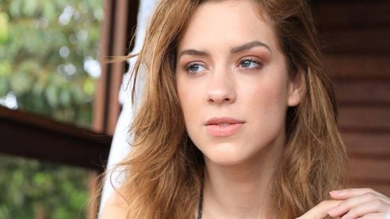 Audiência da TV Mulher olhando sério para o lado