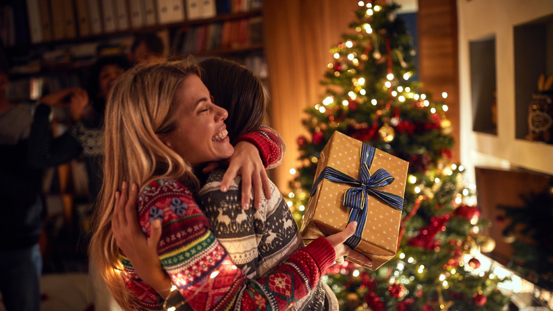 Amigas se abraçando e trocando presentes no natal