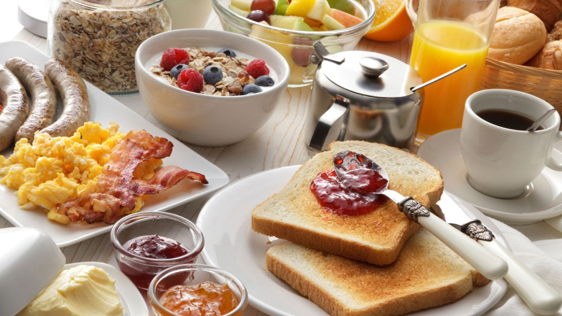 Mensagens Com Amor / Canva / contatoartpix de pixabay Imagem de uma mesa de café da manhã farta