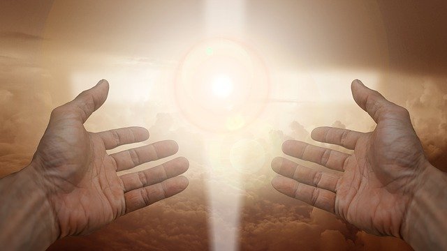 Pixabay / geralt Mãos e luz no meio