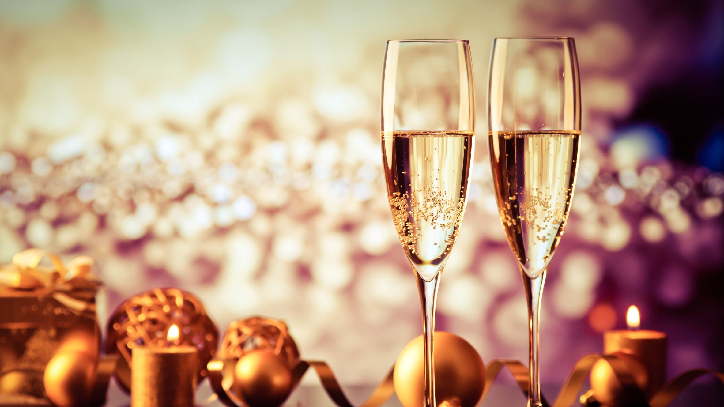 Duas taças de champanhe na mesa com enfeites de ano novo
