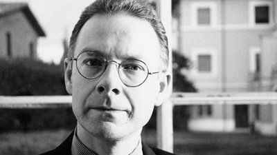 Robert Fripp em foto preta e branca de óculos