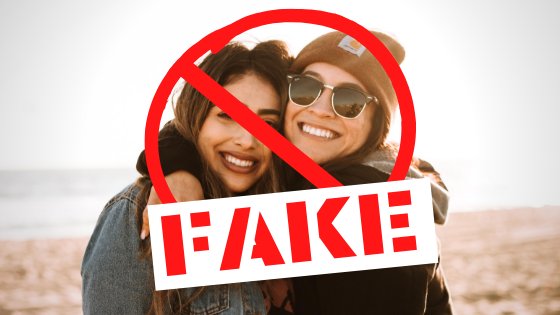 Duas mulheres abraçadas com a palavra 'FAKE' escrita embaixo