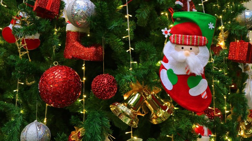 ovelypeace / 123rf Árvore de Natal enfeitada.