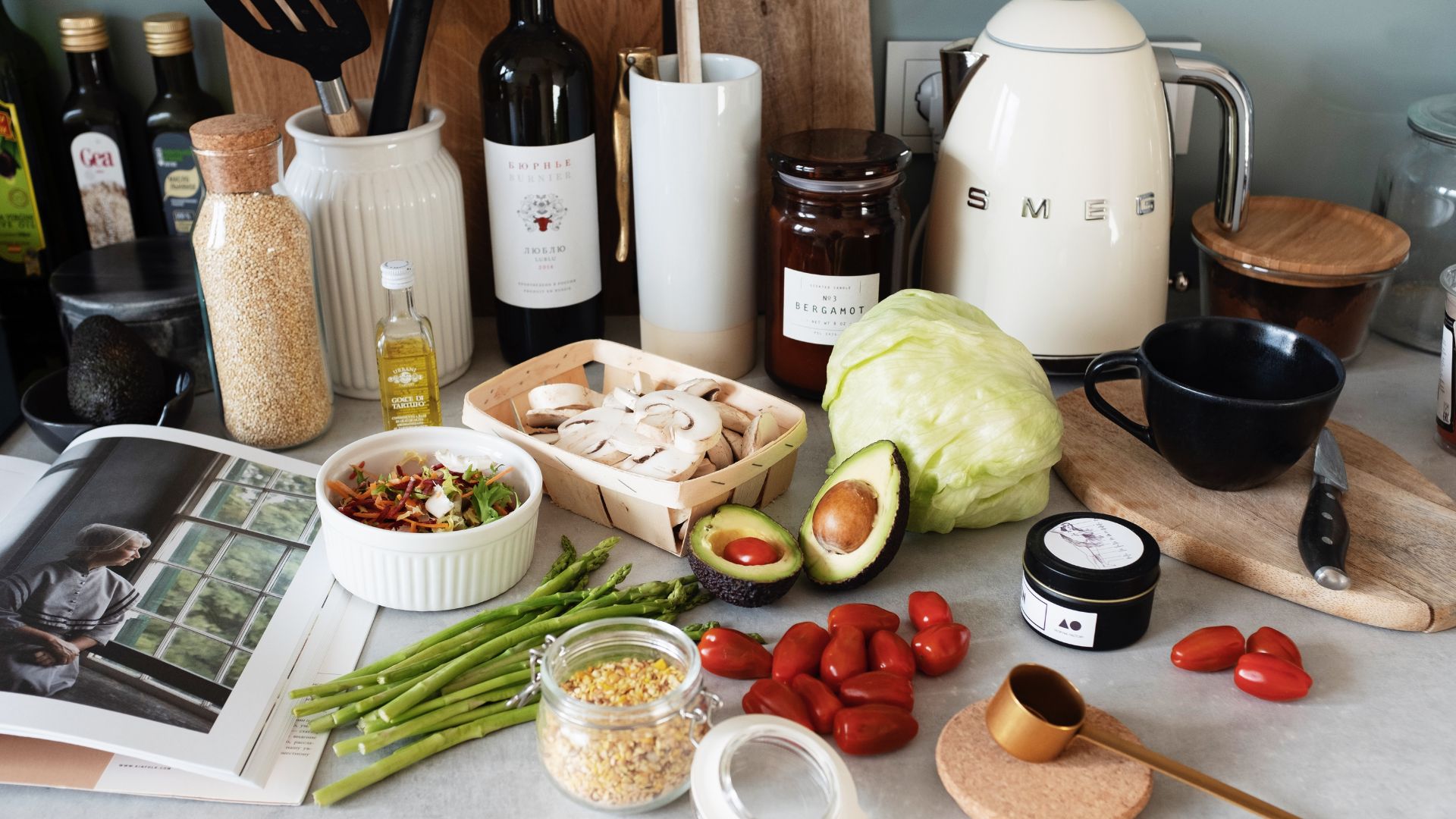 Ready Made de Pexels para o Canva Imagem de uma bancada com vários itens culinários para elaborar receitas de pratos típicos para o Natal.