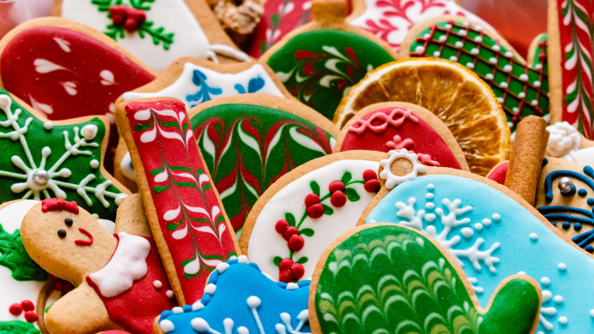 Imagem de vários doces coloridos e enfeitados com temas natalinos.