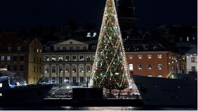 Maiores árvores de natal e o mundo iluminado até lá em cima. Maiores árvores de natal e o mundo iluminado até lá em cima.