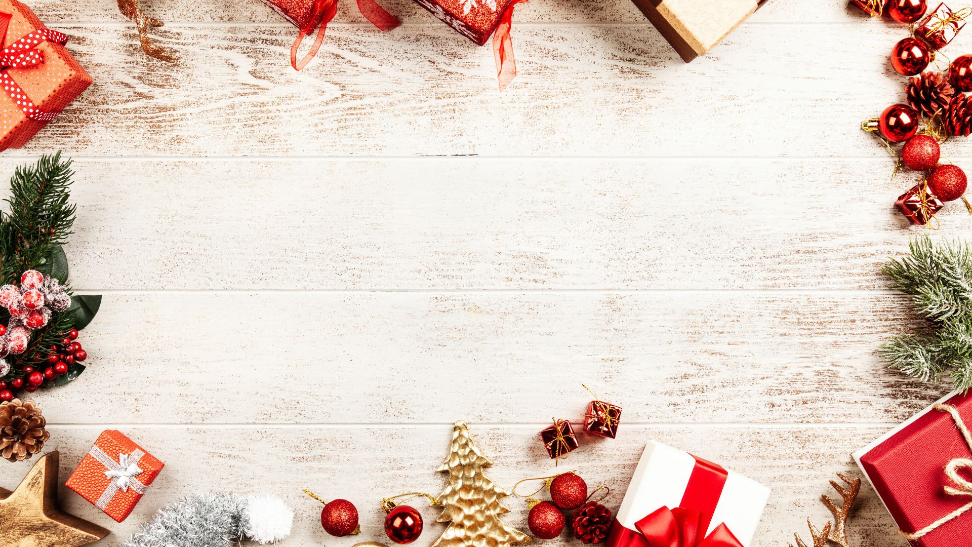 Imagem de fundo bege com moldura que trazem elementos natalinos como caixas de presentes com laços vermelhos, bolas de natal e estrelas.