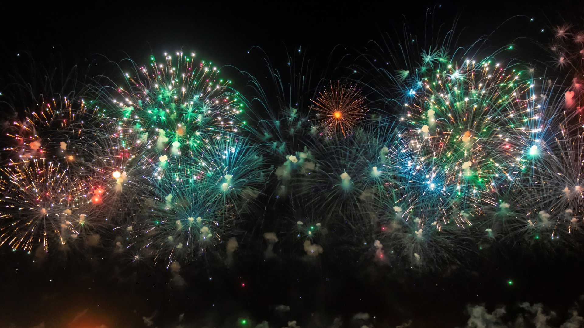 Fogos de artifício coloridos sendo disparados na virada do ano