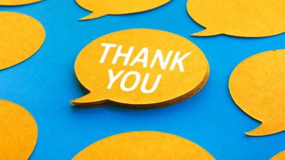 palavra Thank You (obrigado, em inglês) em post-it amarelo com o fundo azul
