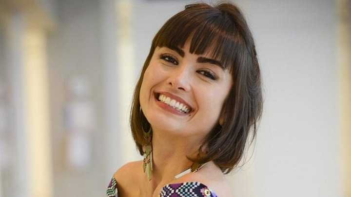 Maria Casadevall sorrindo com a cabeça de lado