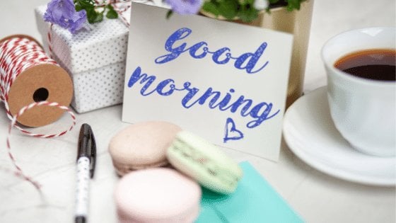 mensagem de Good Morning ( Bom Dia, em inglês) escrita no post-it em cima de uma mesa de café
