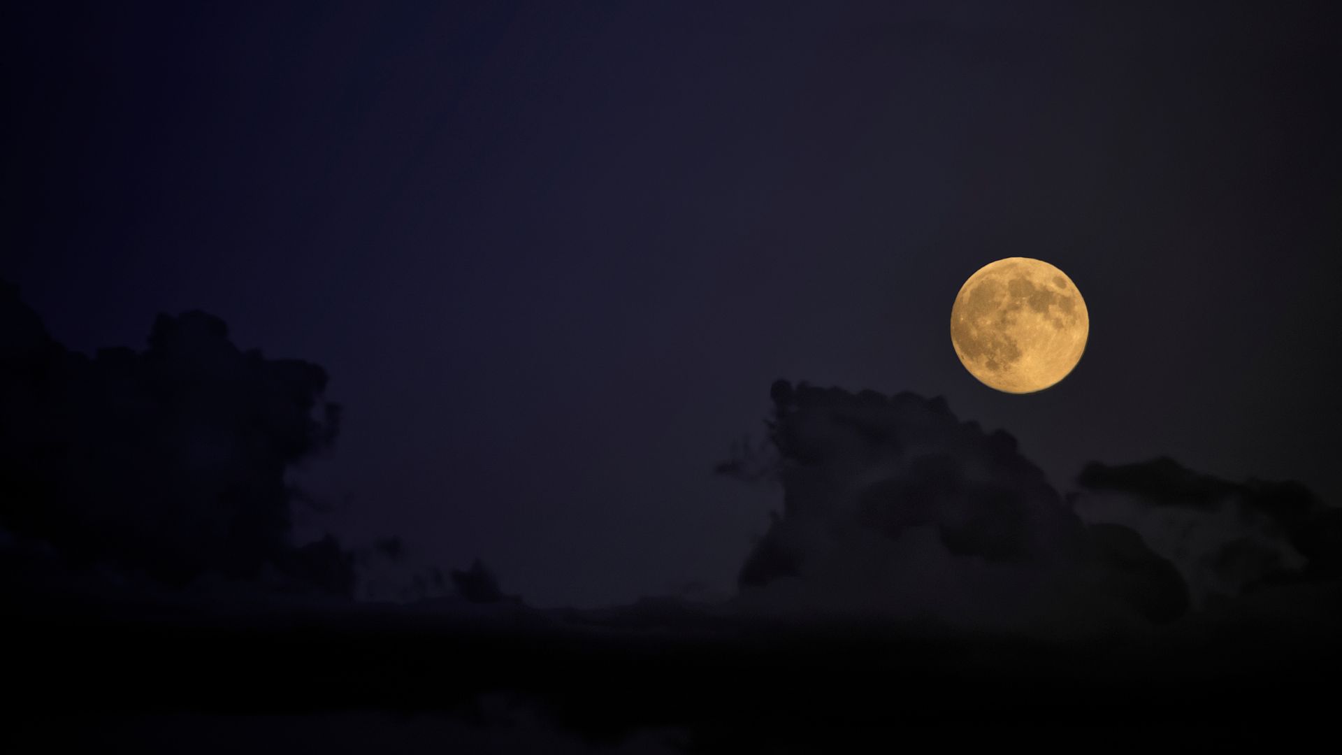Imagem do céu a noite com uma lua cheia