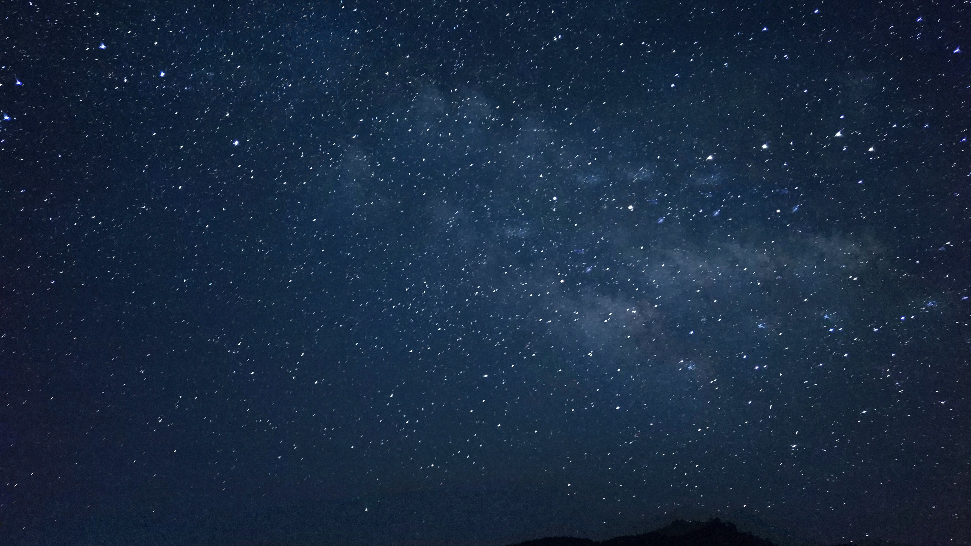 Céu escuro e estrelado.