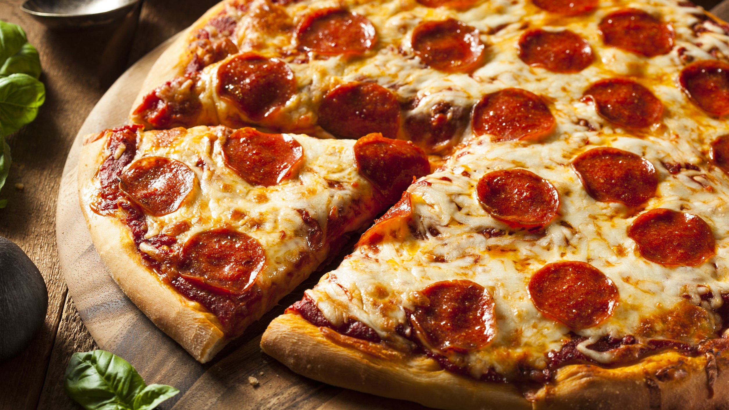 Pizza de pepperoni e queijo em uma mesa