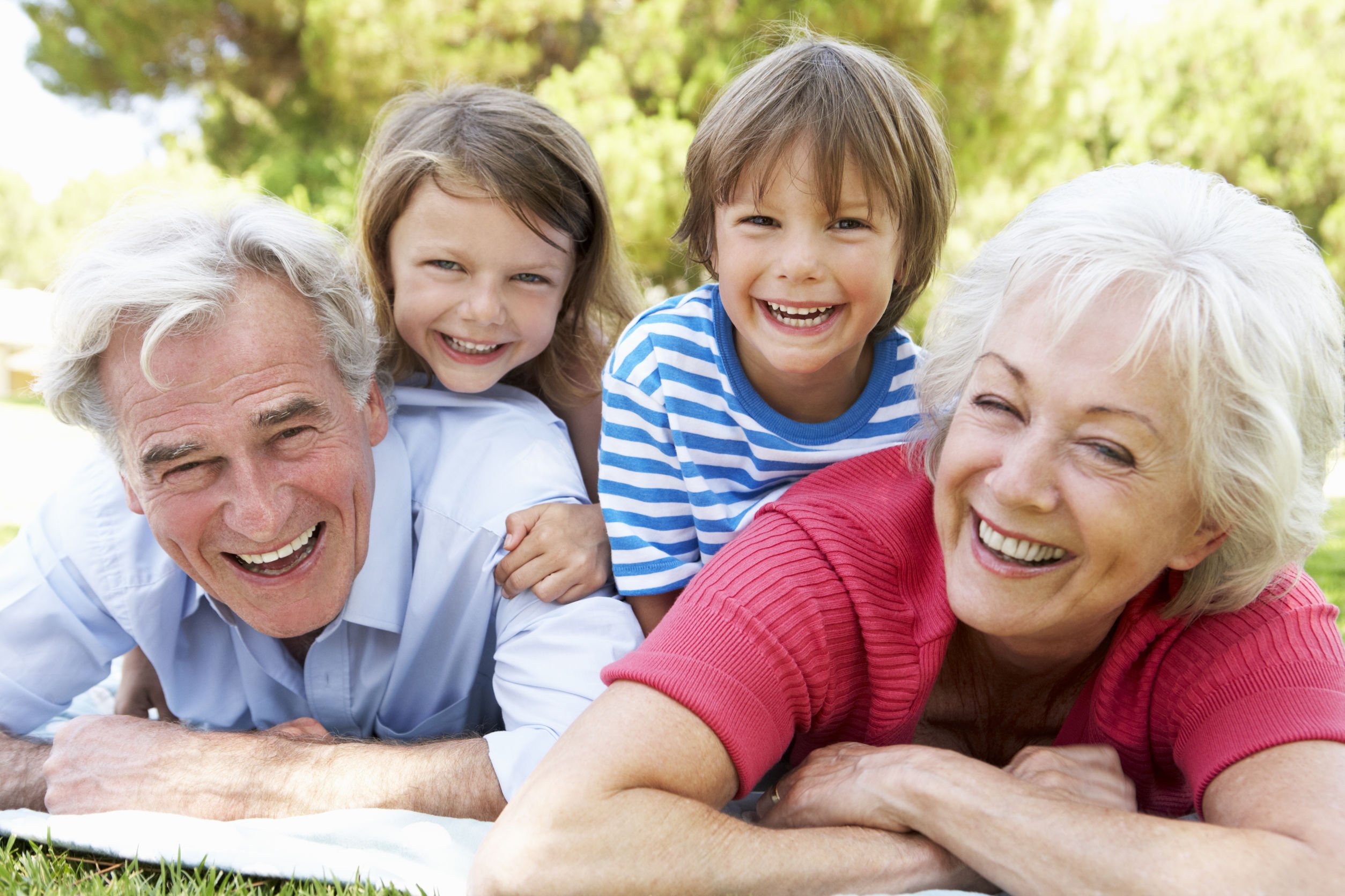 Do your grandparents. Бабушка и дедушка. Пожилые люди и дети. Пожилой человек в семье. Бабушка и дедушка с внуками.