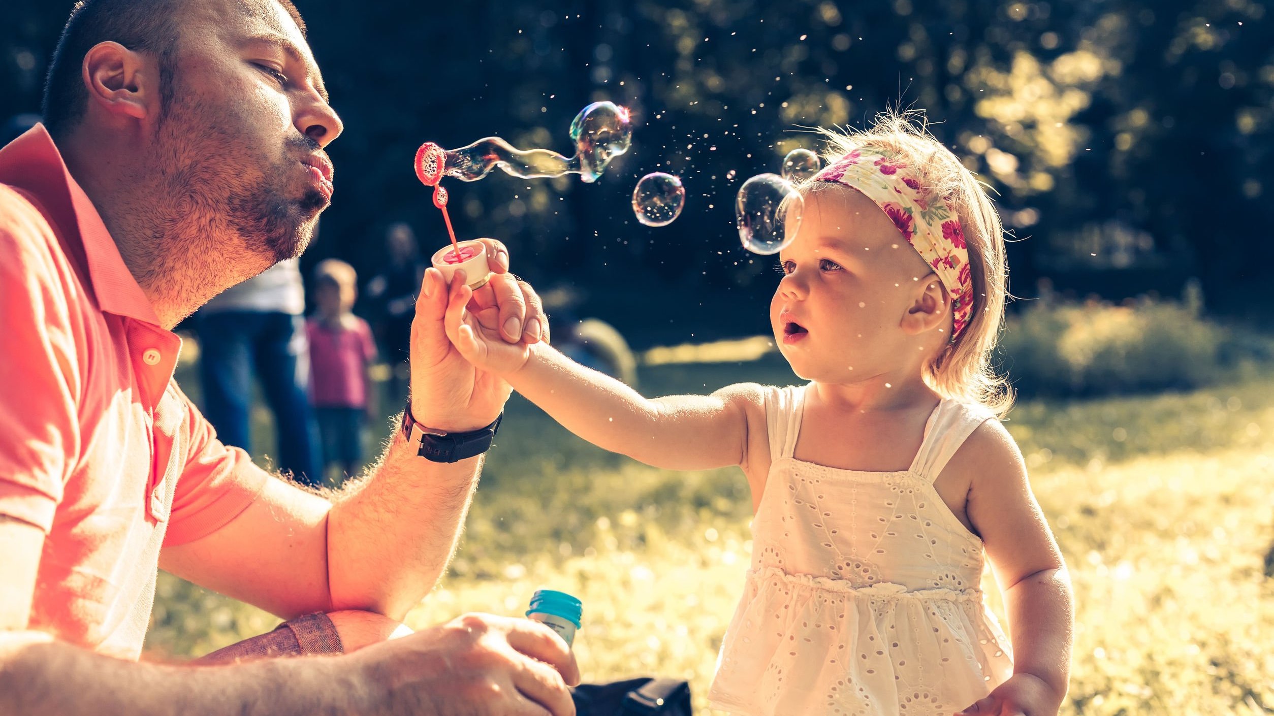Видео про папу и дочку. Дети и мыльные пузыри. Пускать мыльные пузыри. Видеоряд папа и дочка.