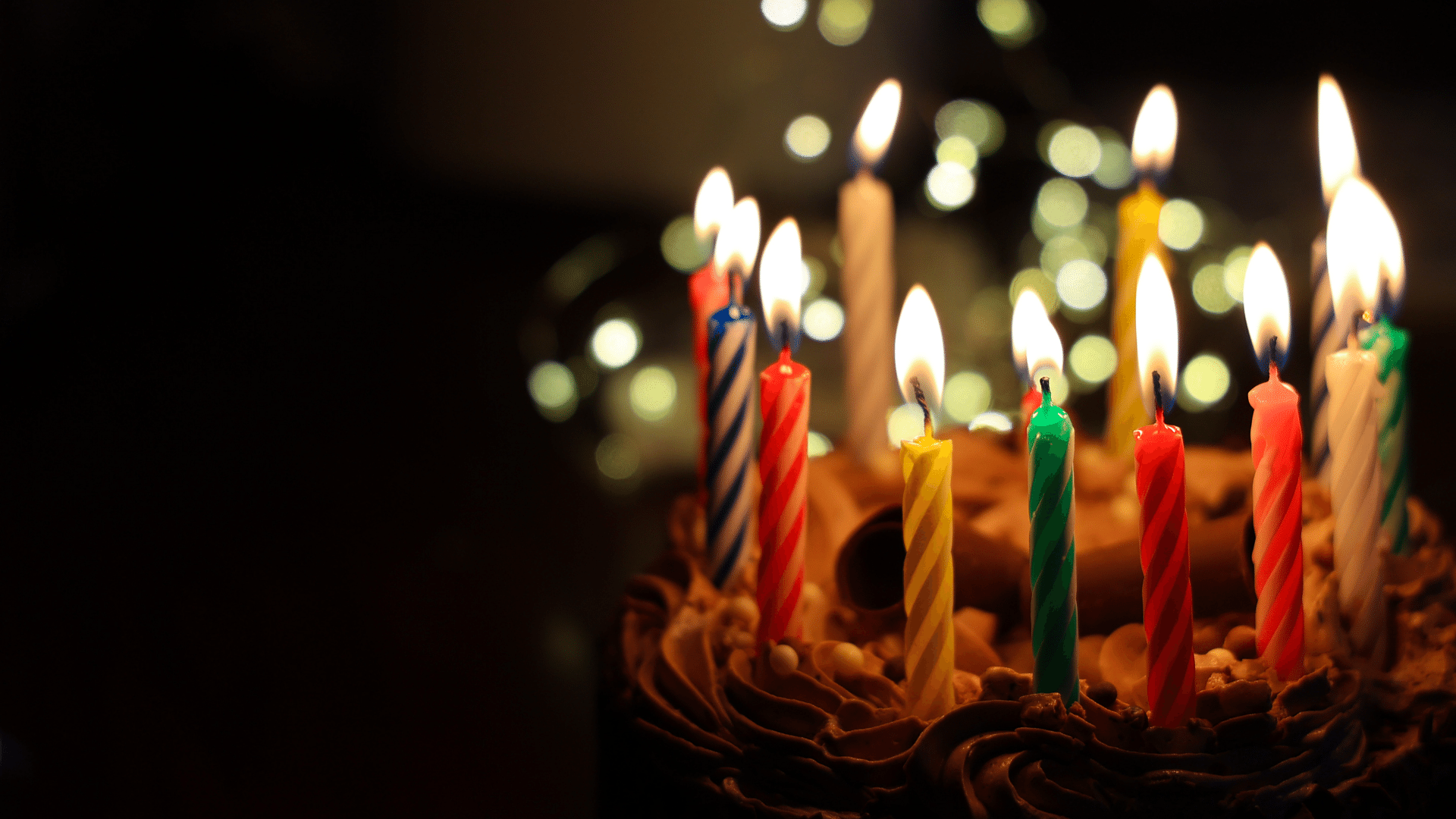 Bolo de aniversário com velas no topo.