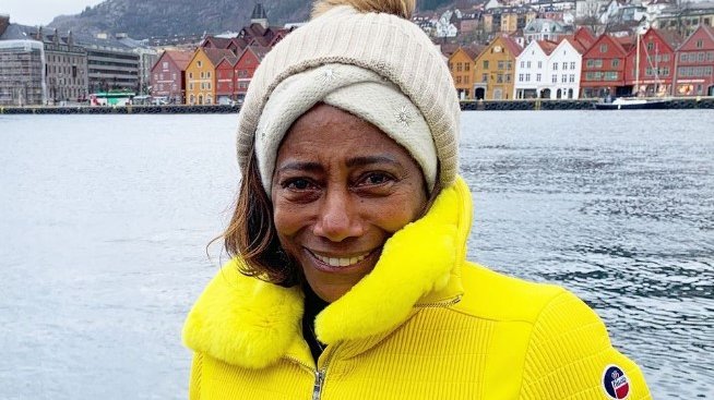 Glória Maria trajada com roupas quentes na Noruega