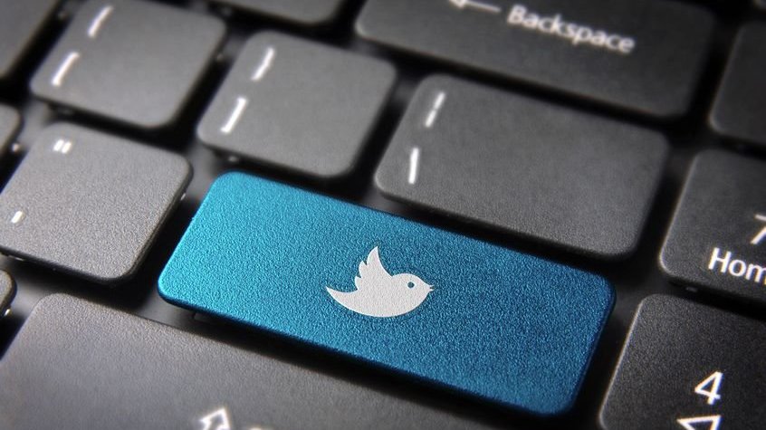 Teclado de computador com logotipo do Twitter