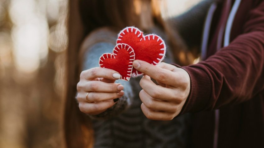 Natalia Fichtner / 123rf Mãos de um casal formando um coração